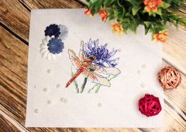 Broderikit MP Studia "Guldsmed og blåklint" 11x11 cm