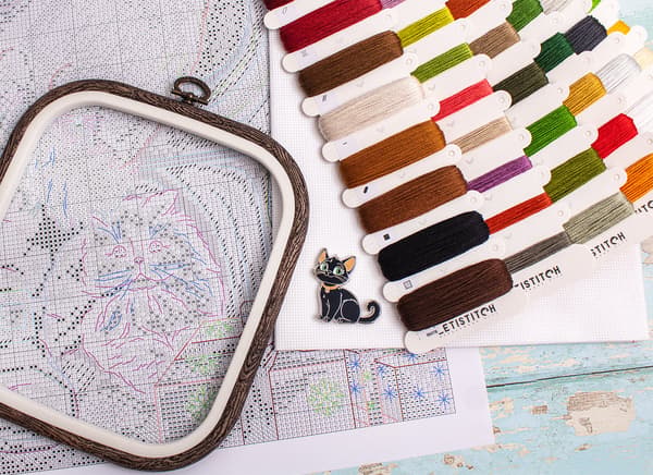 Broderisett LetiStitch L9947 - "Tasser & presenterer" 32x46 cm