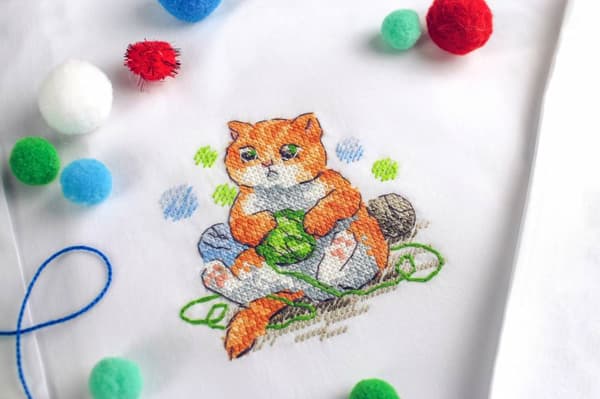 Broderikit på vandopløseligt stramaj MP Studia "Sød kat" 8x8 cm
