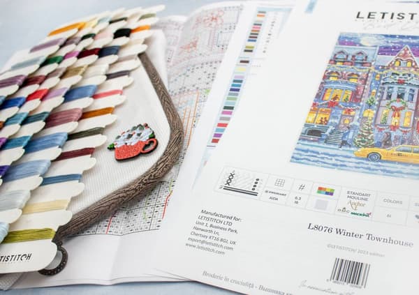 Broderikit LetiStitch L8076 - "Vinterbyhus" 21x30 cm