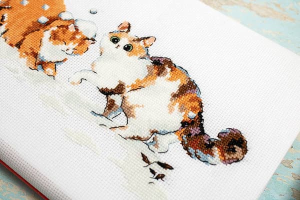 Broderisett LetiStitch L8813 - "Vinterkatter" 21x13 cm