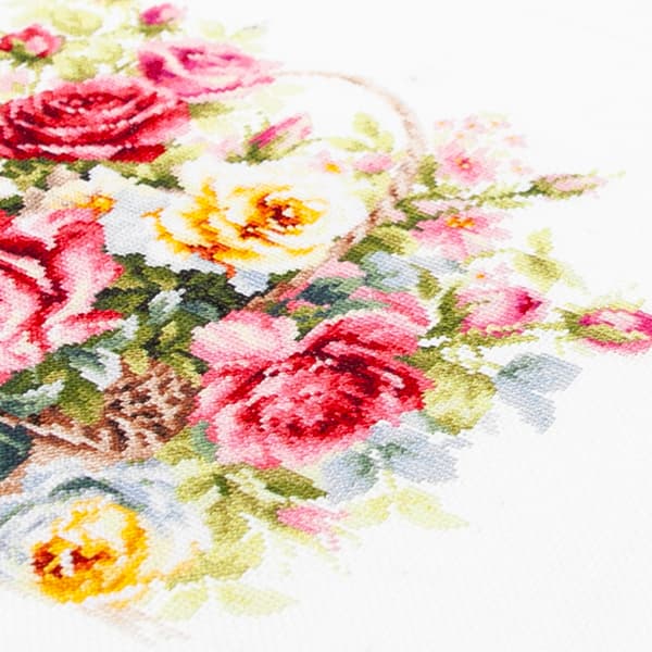 Broderikit Magic Needle "Korg med rosor" 40x26 cm