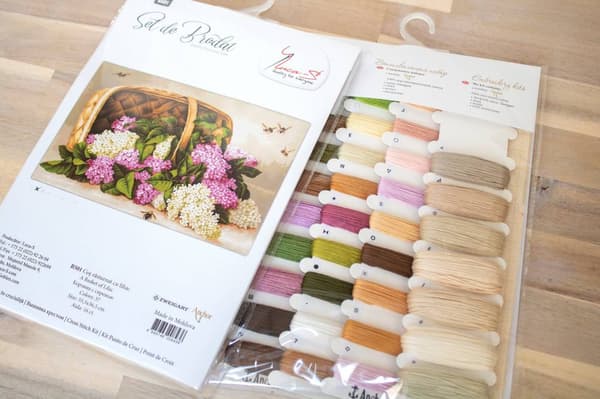 Broderikit Luca-S B501 - "Kurv med syren" 55,5x36,5 cm