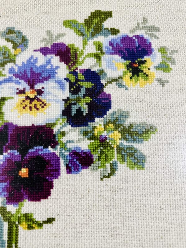 Broderikit Riolis "Buket med stedmoderblomster" 24x30 cm