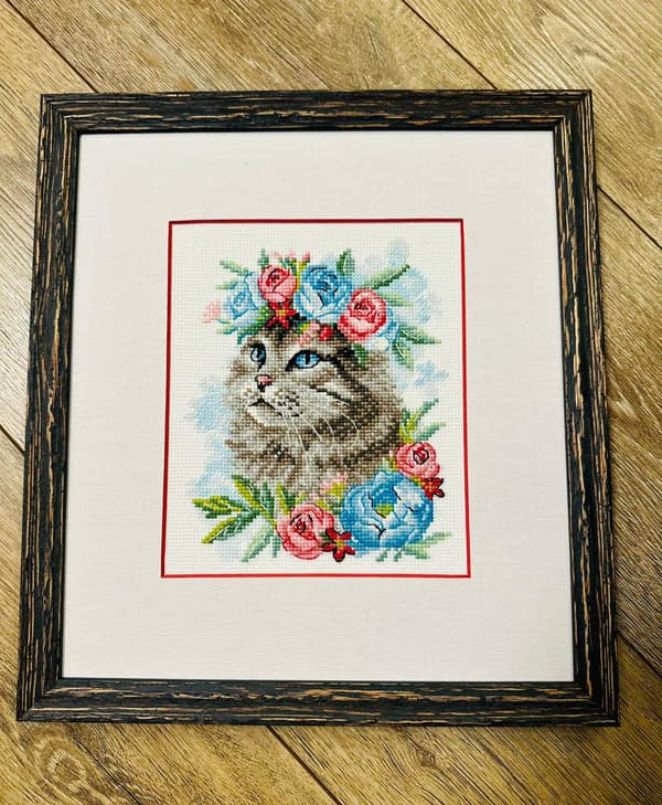 Broderikit Riolis "Kat i blomster" 15x18 cm