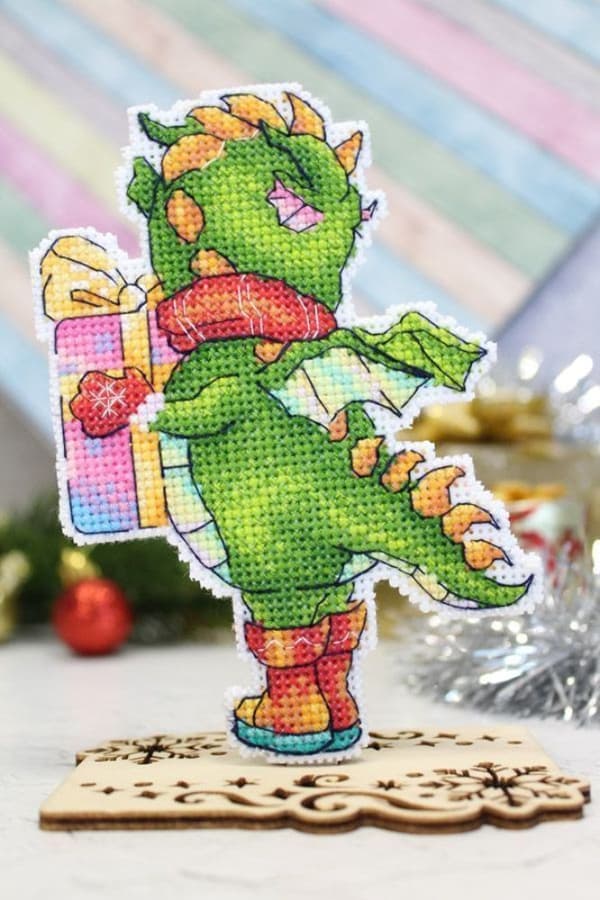 Broderisett Plastic Canvas MP Studia "Babydrake" 9x13 cm
