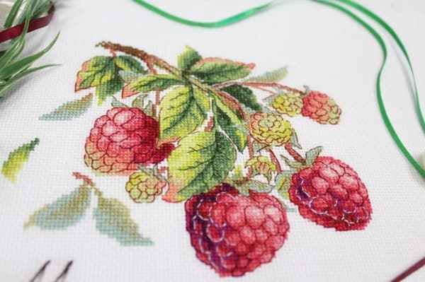 Broderisett MP Studia "Naturens gaver. Bringebær" 13x14 cm