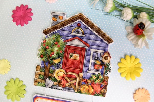 Broderikit plastic canvas MP Studia "Trädgårdsmästarhus" 13x20 cm
