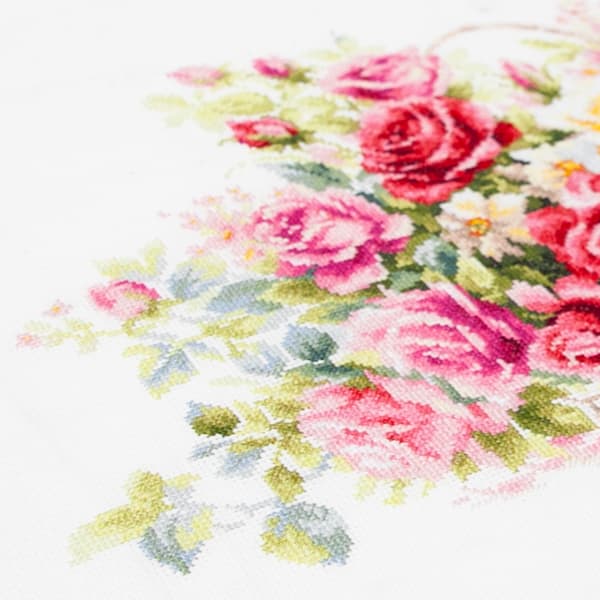 Broderikit Magic Needle "Korg med rosor" 40x26 cm