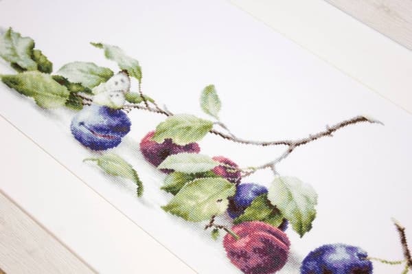 Broderisett Luca-S B2257 - "Plomme" 57.5x18 cm