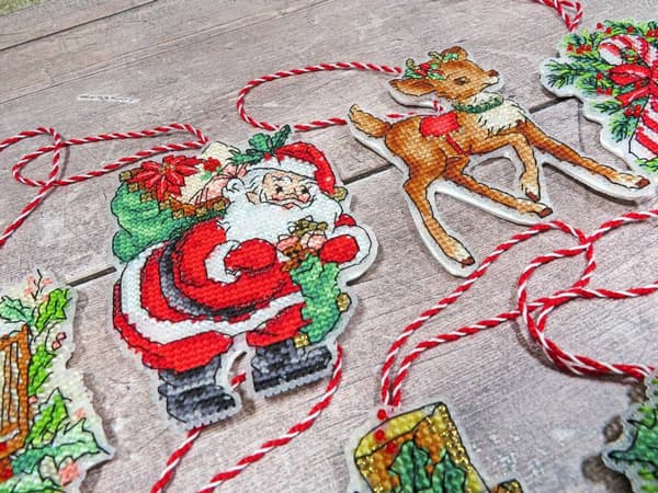 Broderikit LetiStitch LETI966 - "Julelegetøj-kit" 9x10 cm