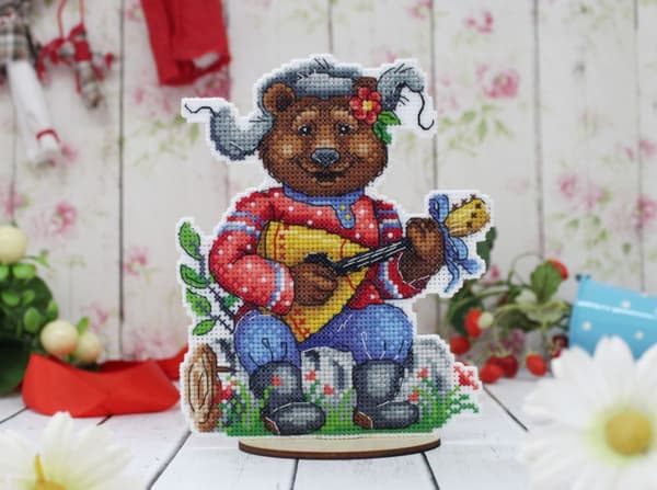 Broderikit plastic canvas MP Studia "Glad björn" 12x15 cm