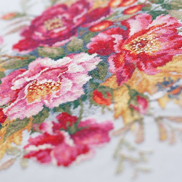 Broderisett Magic Needle "Blomstermagi. Nyponros" 30x30 cm