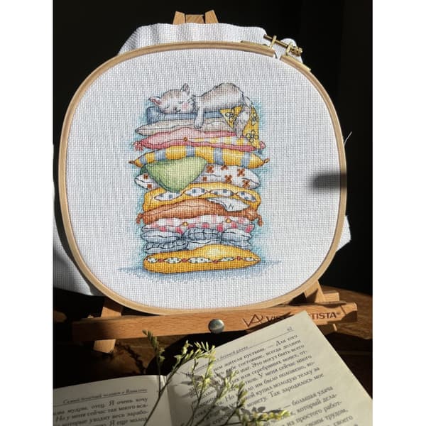 Broderikit Andriana "Sovende kat" 13.5x16 cm