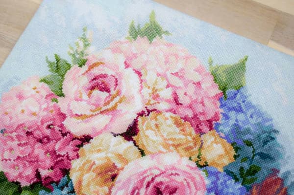 Broderisett Luca-S B2371 - "Bukett" 33.5x37 cm