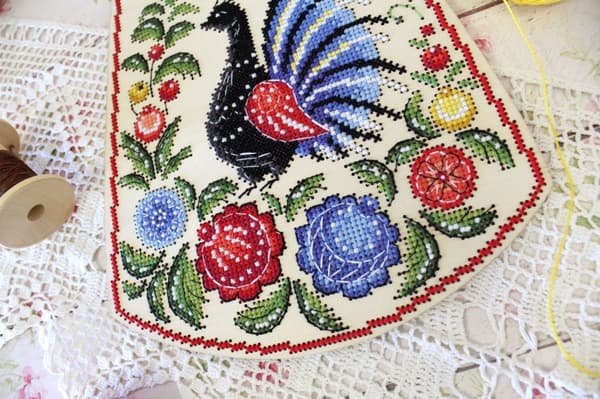 Träbroderi MP Studia "Målad påfågel" 19x29 cm