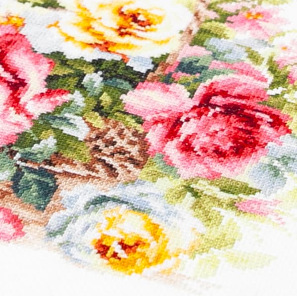 Broderikit Magic Needle "Korg med rosor" 40x26 cm