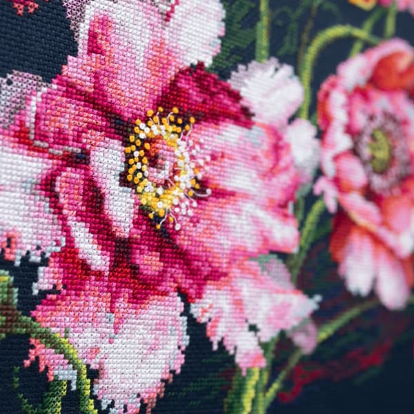 Broderikit Magic Needle "Vallmoens mysterium" 40x30 cm