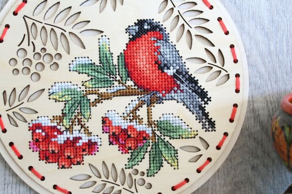 Broderikit med korssting på træ MP Studia "Vintergæst" 18x18 cm