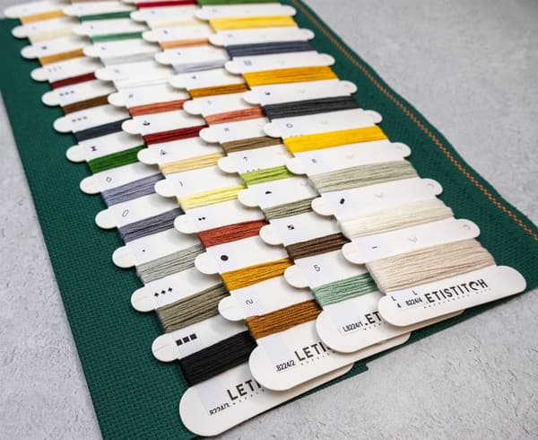 Broderikit LetiStitch L8224 - "Huset ved skorstenen"
