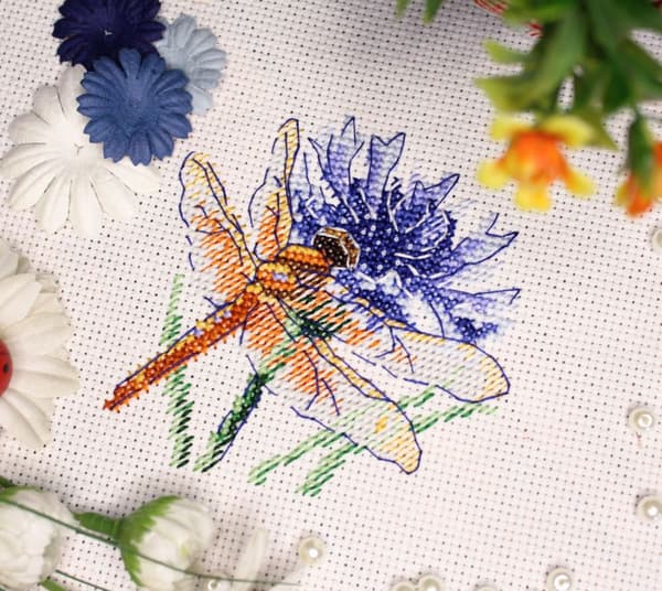 Broderikit MP Studia "Guldsmed og blåklint" 11x11 cm