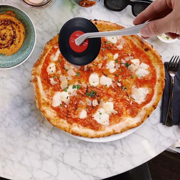 Praktisk pizzakniv køkkengadget til pizzaskorpeskæring bageriartikler nem at bruge