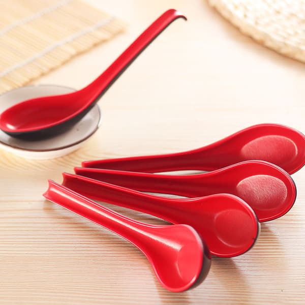 2 stk. asiatiske suppeskeer til Miso Ramen, Wonton, Pho og Soba – Røde og sorte melaminsuppeskeer – Velegnet til suppe, risnudler, dumplings 2pcs
