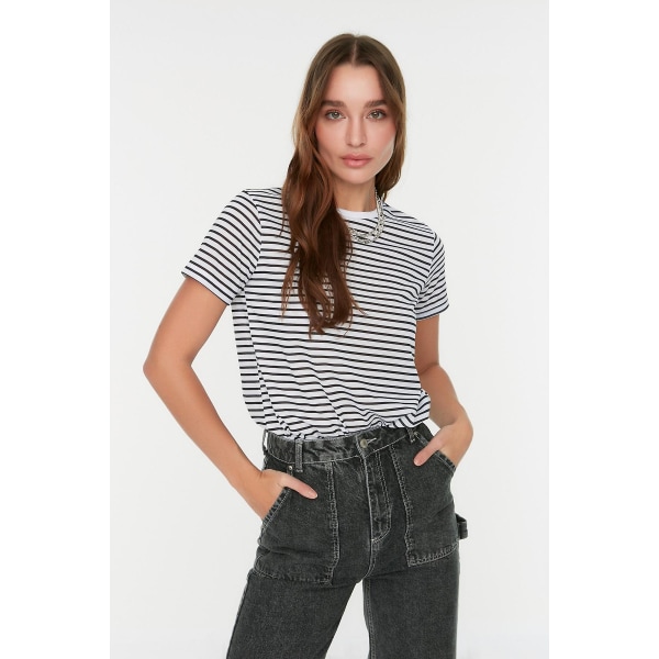 Trendyol T-shirt Randig rund hals. Standardärm Basic Black L