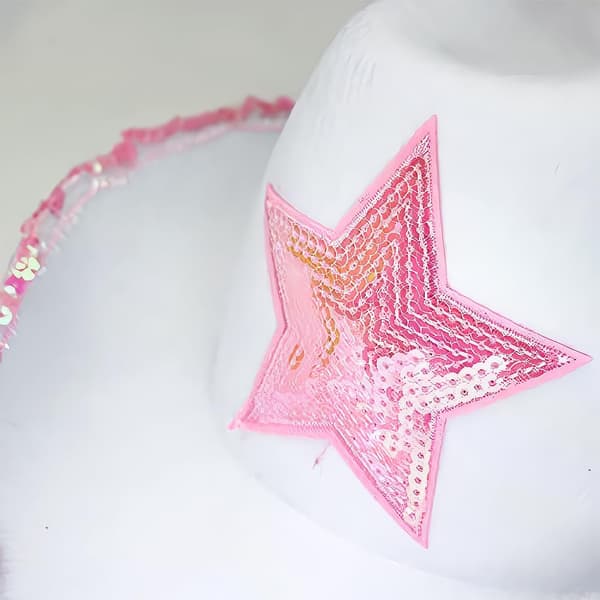Hvit filtcowboyhatt med rosa stjerne