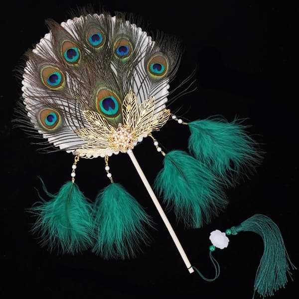 Uchiwa-vifte med langt håndtak, dekorative vifter i plast med påfuglfjær for dans