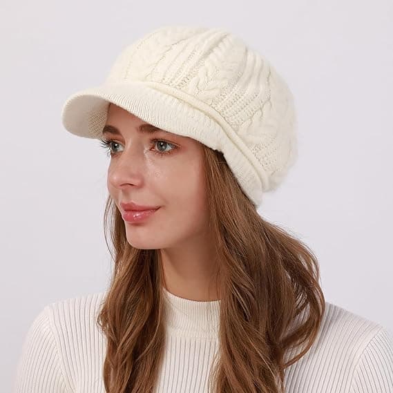 Stickad vintermössa för dam med skärm, dubbelt lager fleecefoder, varm och snygg beanie med slouchy passform