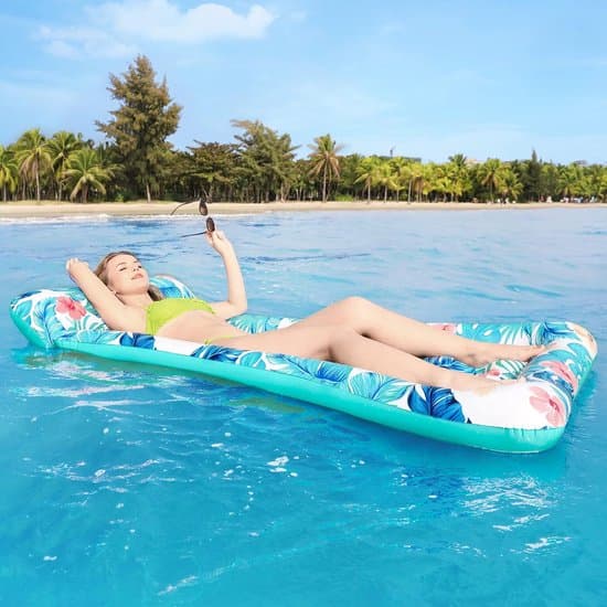 Pool Float - Oppustelig Luftmadras Pool - Blå Tropiske Blade Vand Float - PVC Lounger til Sommer - 170 x 85 cm