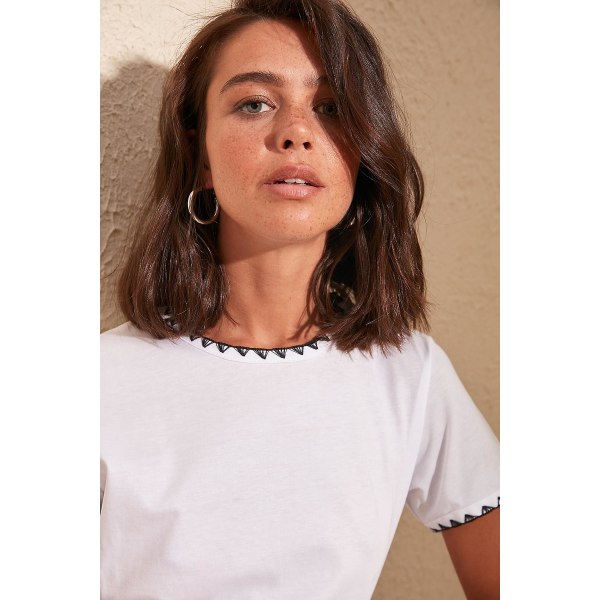 Trendyol T-Shirt Broderi Rund hals Standardärm Basic White M