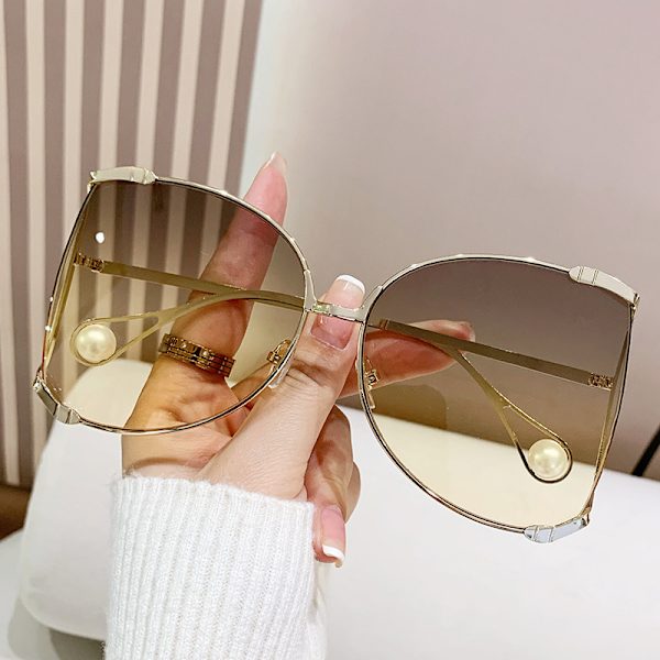 Stora solglasögon personliga UV-skyddande solglasögon Set med röda solglasögon i mesh Gold frame with grey pieces