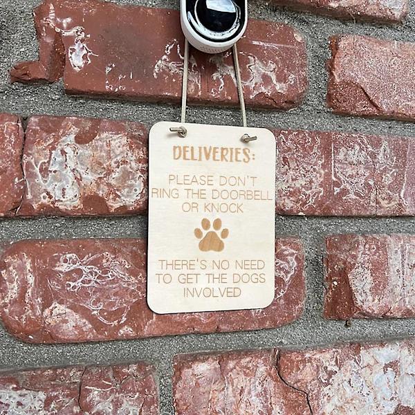 Vänligen knacka inte på ringklockan hundskylt tryckt träplakett