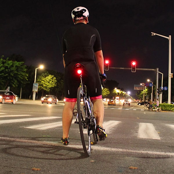 Smart Cykel Baklampa med Rörelsesensorlarm, Automatisk Bromsljus Förbättrar Säkerheten, USB-Uppladdningsbar, IPX4 Vattentät för Oöverträffad Cykelupplevelse