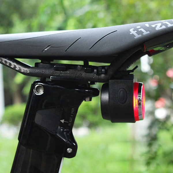 Smart Cykel Baklampa med Rörelsesensorlarm, Automatisk Bromsljus Förbättrar Säkerheten, USB-Uppladdningsbar, IPX4 Vattentät för Oöverträffad Cykelupplevelse