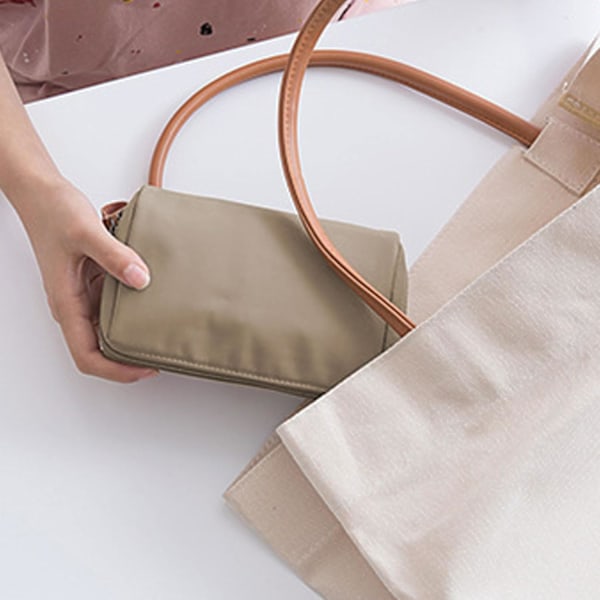 Damernas Bärbara Sminkväska med Fluffig Bollhänge, Brun Nylon Kosmetikväska för Resor Brown