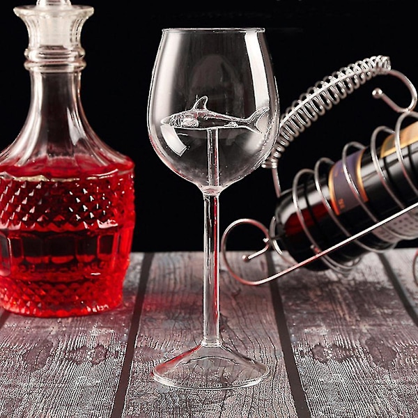 Rödvinsglas med haj inuti bägare glas klart glas hem bar fest