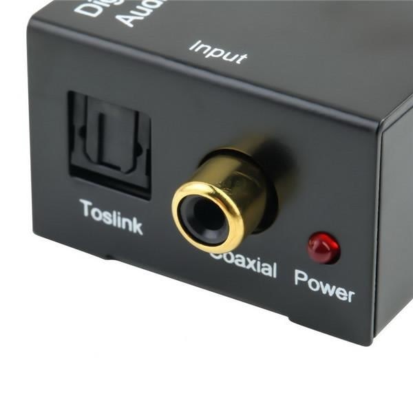 Digital till analog ljudomvandlare levereras med USB-laddningskabel och optisk fiberkabel