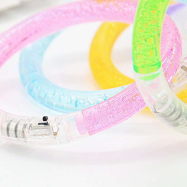 Lysande festfavör, högkvalitativt PVC-material, självlysande LED-armband med justerbar storlek, giftfria vattentäta blinkande lägen för