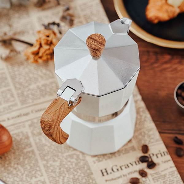 Klassisk espressobryggare för spishäll för en fantastisk, djärv beige smak