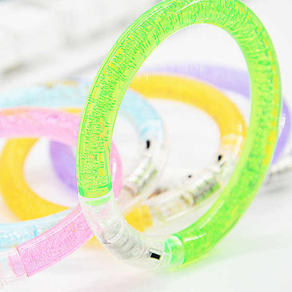 Lysande festfavör, högkvalitativt PVC-material, självlysande LED-armband med justerbar storlek, giftfria vattentäta blinkande lägen för