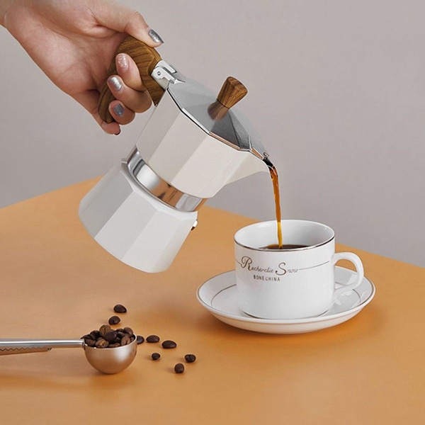 Klassisk espressobryggare för spishäll för en fantastisk, djärv beige smak