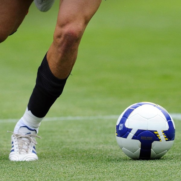 1 par Mini Benskydd för Fotboll, Extra Små Fotbolls Benskydd Skyddande Benskydd Utrustning Små Benskydd för Tonåringar Barn Vuxna White Black