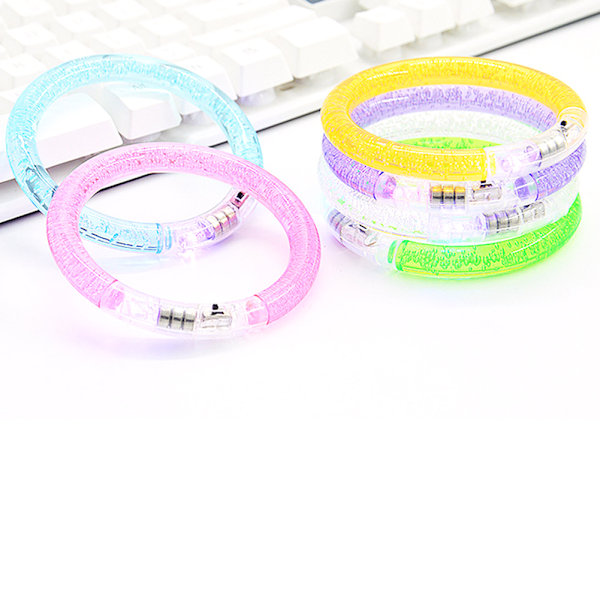 Lysande festfavör, högkvalitativt PVC-material, självlysande LED-armband med justerbar storlek, giftfria vattentäta blinkande lägen för