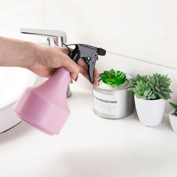 Tomma flaskor och sprayflaskor Handvatten liten vattenkanna,