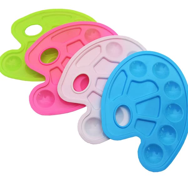 Sett med 4 ovale fargede plastmalingsbrett