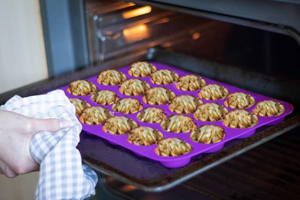 2 stk. - Rød muffinform til 24 mini muffins i silikone med non-stick belægning, cupcakes