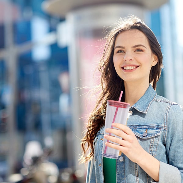 750 ml dobbeltlags plastik krus, gennemsigtig drikkekrus med låg pink